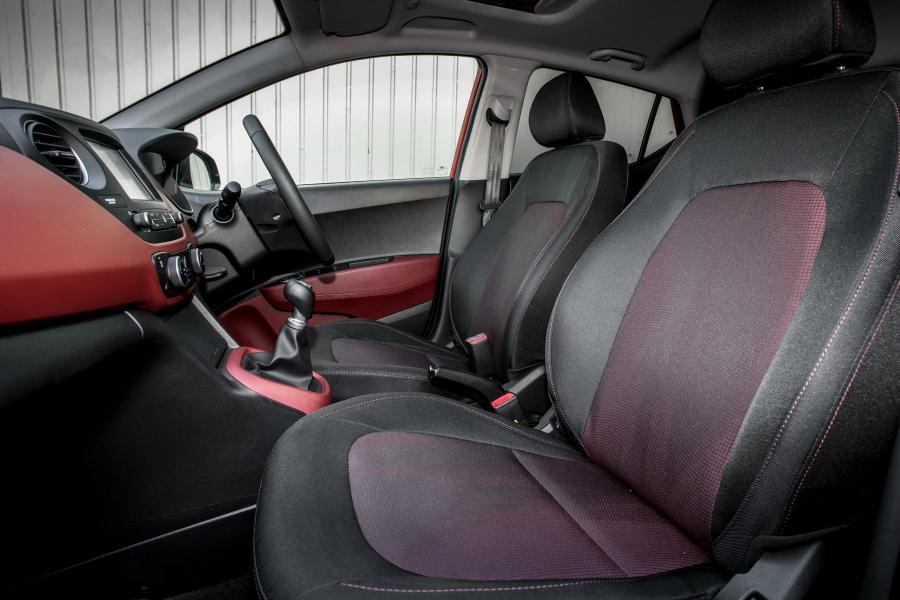Интерьер Hyundai i10 2016 года  (UK) (фото 8 из 41)